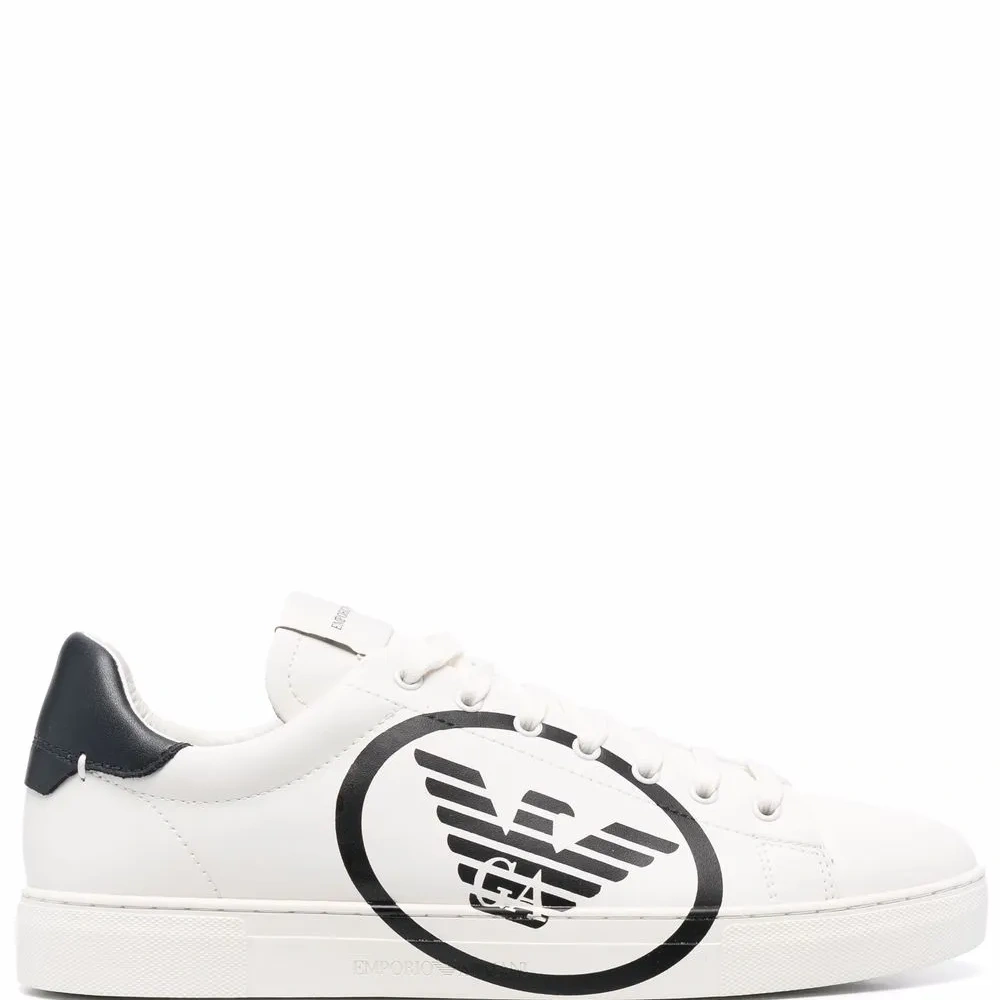 Кроссовки с логотипом