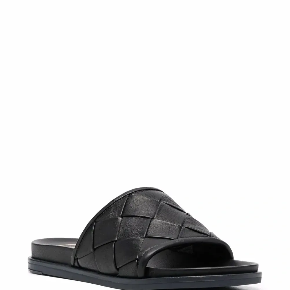 Плетеные шлепанцы