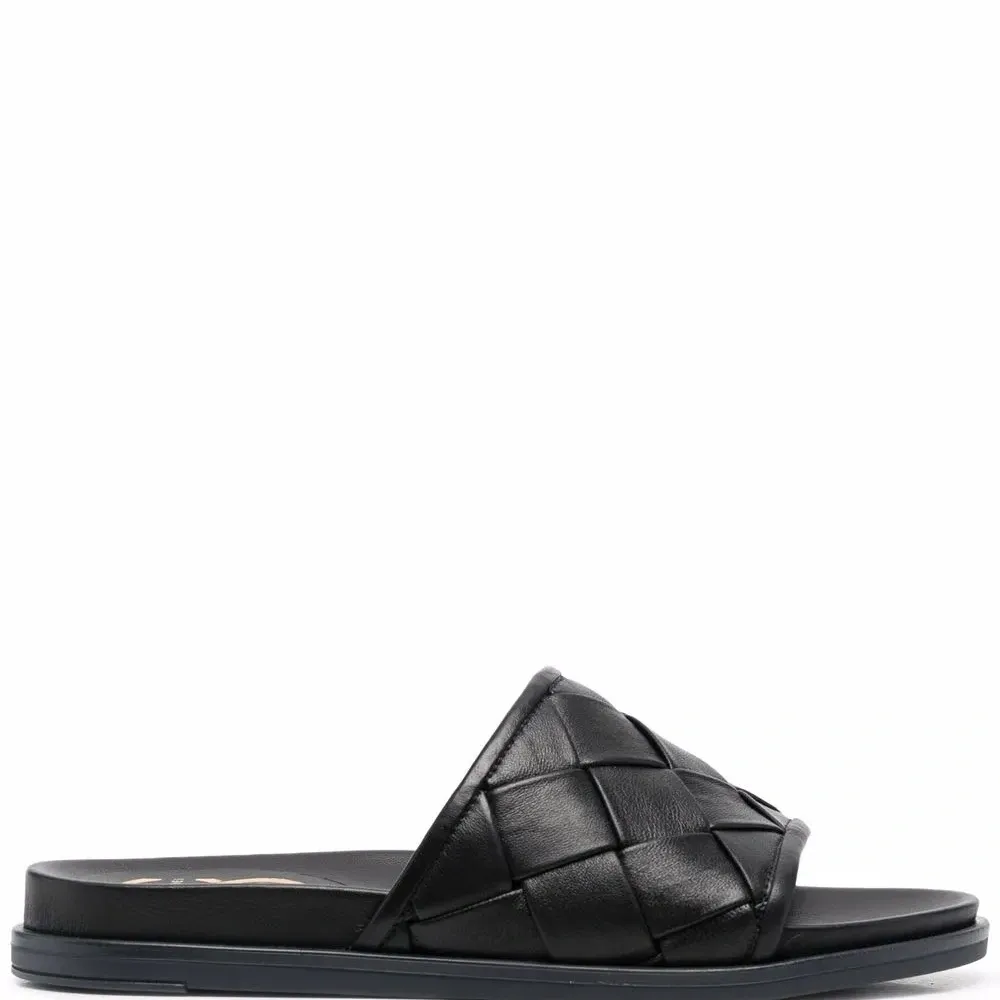 Плетеные шлепанцы