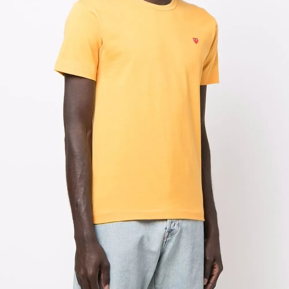 Футболка с нашивкой-логотипом