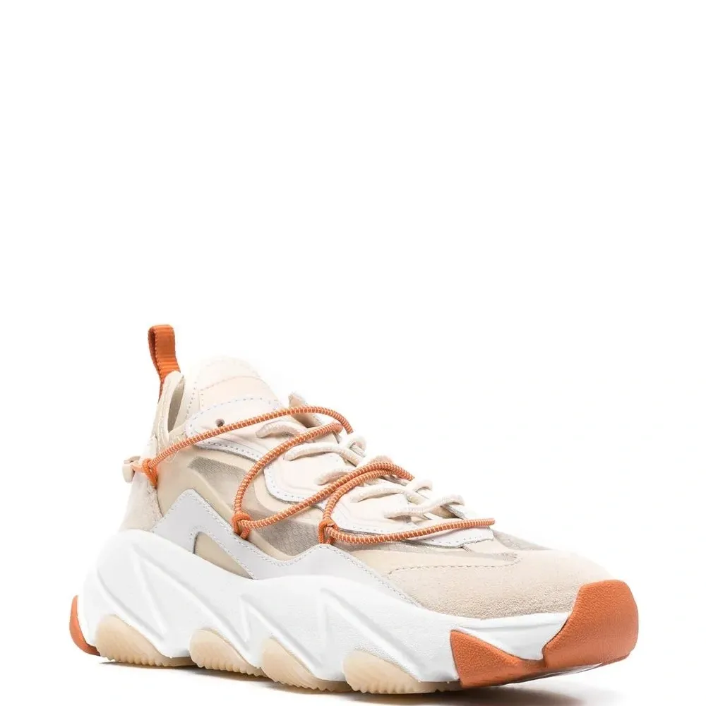 Кроссовки на массивной подошве