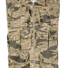 Жилет с карманами карго и камуфляжным принтом Жилет с карманами карго и камуфляжным принтом