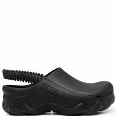 Клоги с тисненым логотипом и ремешком на пятке