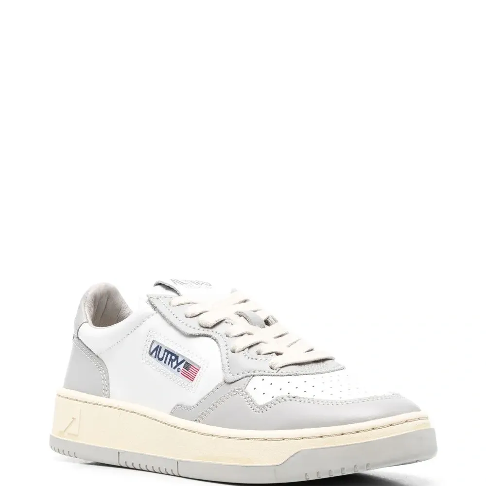 Кроссовки на шнуровке