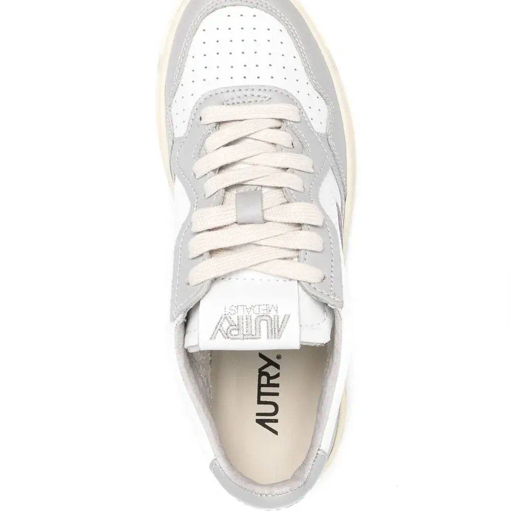 Кроссовки на шнуровке