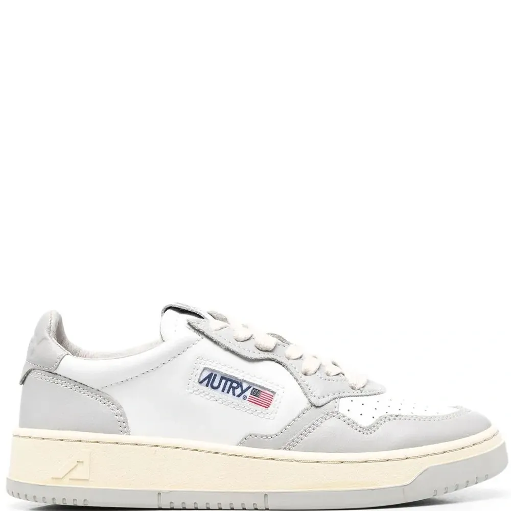 Кроссовки на шнуровке