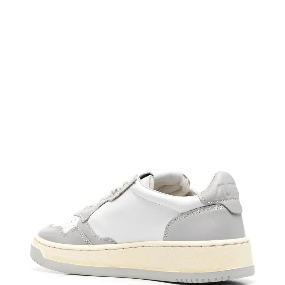 Кроссовки на шнуровке