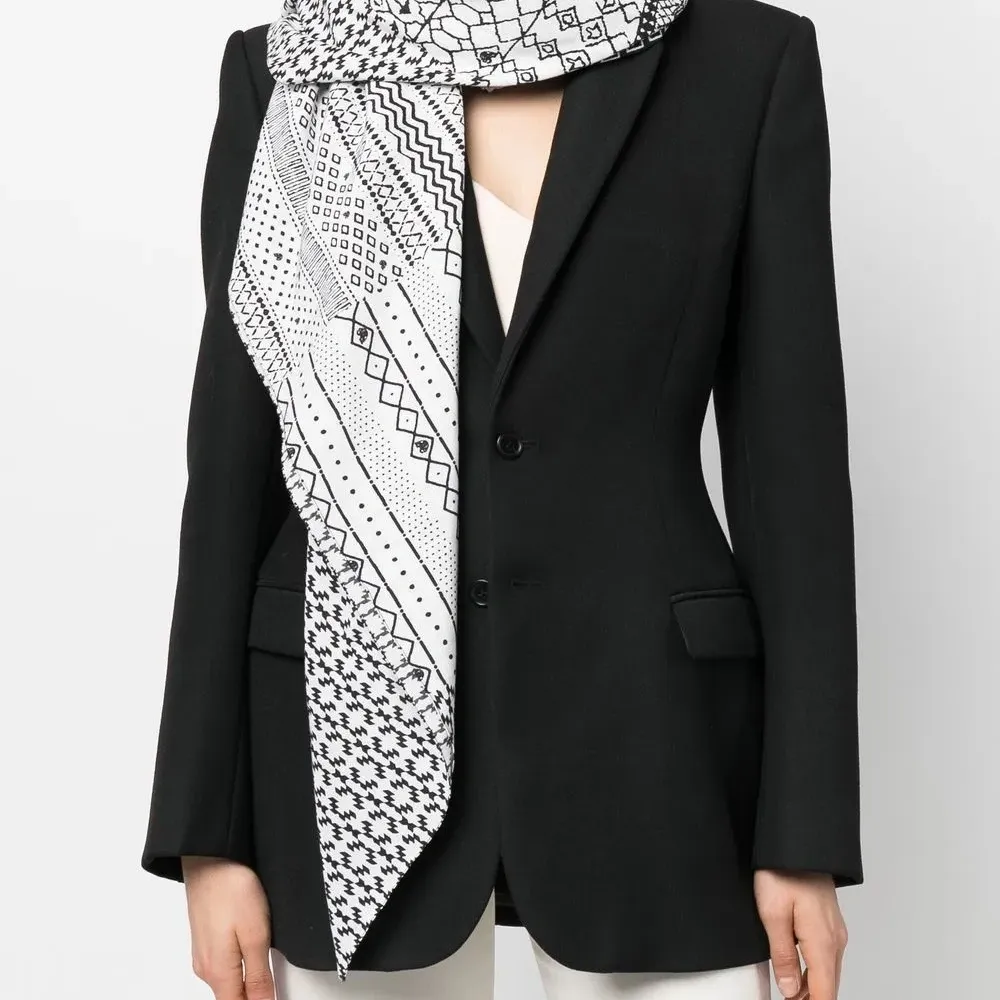 Шарф с графичным принтом