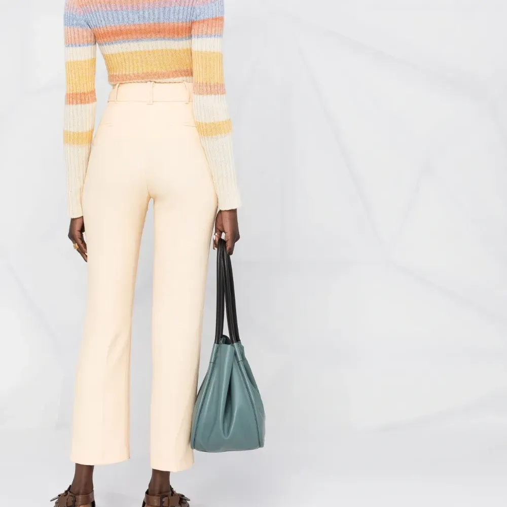 Брюки строгого кроя с завышенной талией