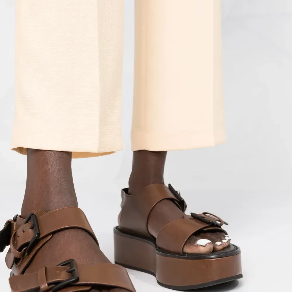 Брюки строгого кроя с завышенной талией