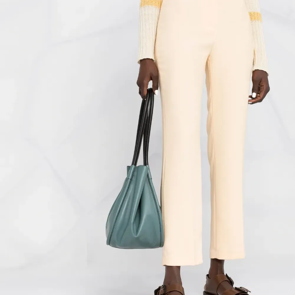 Брюки строгого кроя с завышенной талией