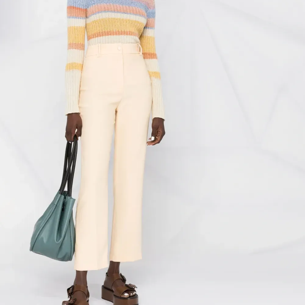 Брюки строгого кроя с завышенной талией