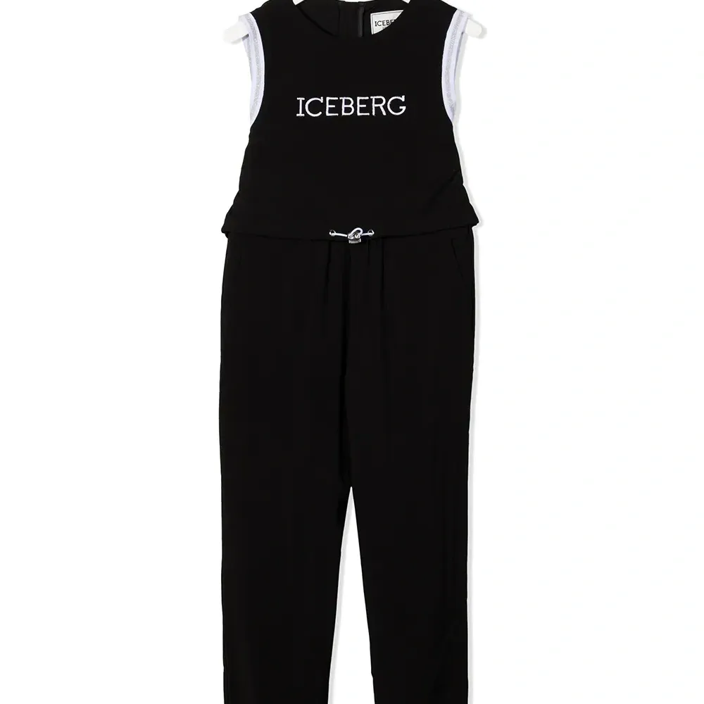 Комбинезон с вышитым логотипом