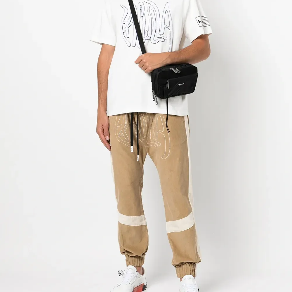 Футболка с нашивкой-логотипом