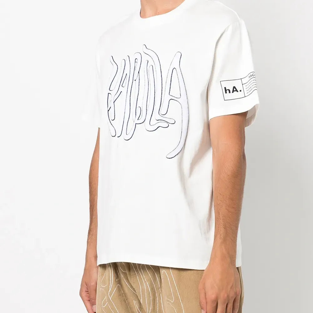 Футболка с нашивкой-логотипом