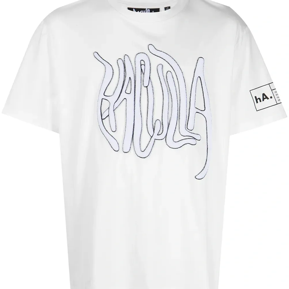 Футболка с нашивкой-логотипом