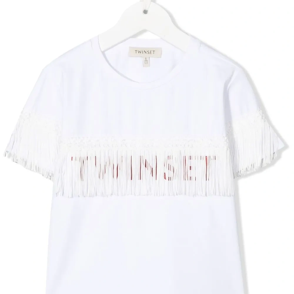 Футболка с логотипом и бахромой