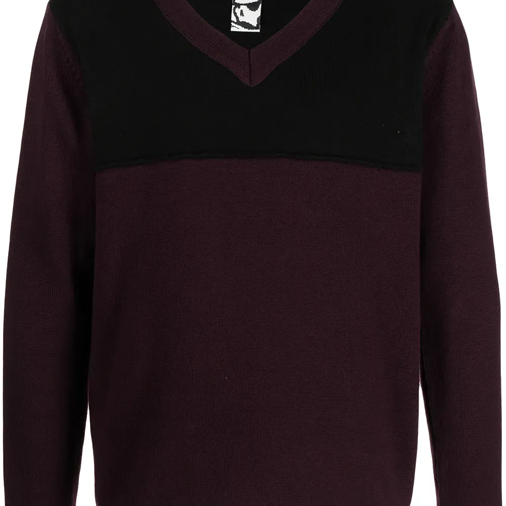 Джемпер с V-образным вырезом