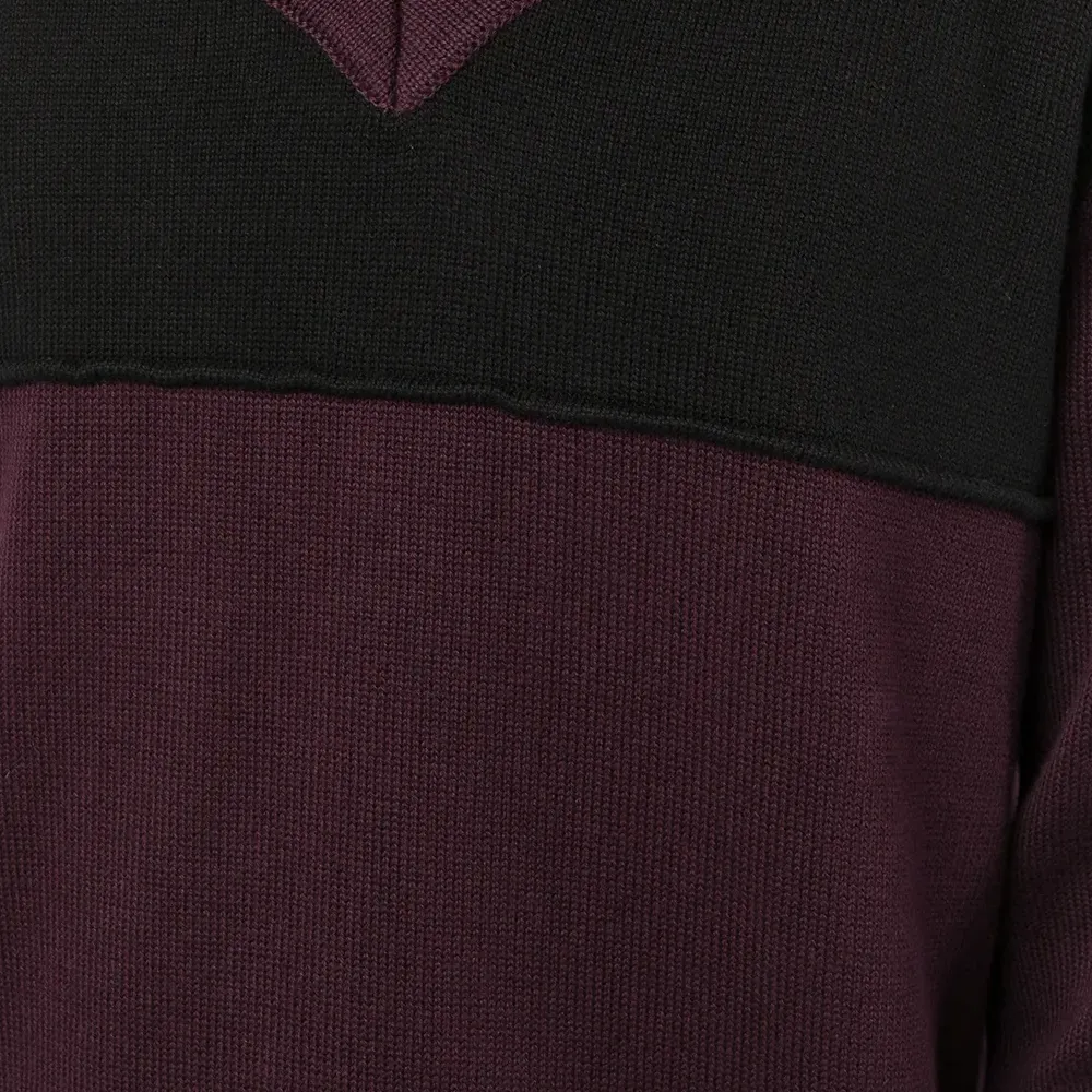 Джемпер с V-образным вырезом