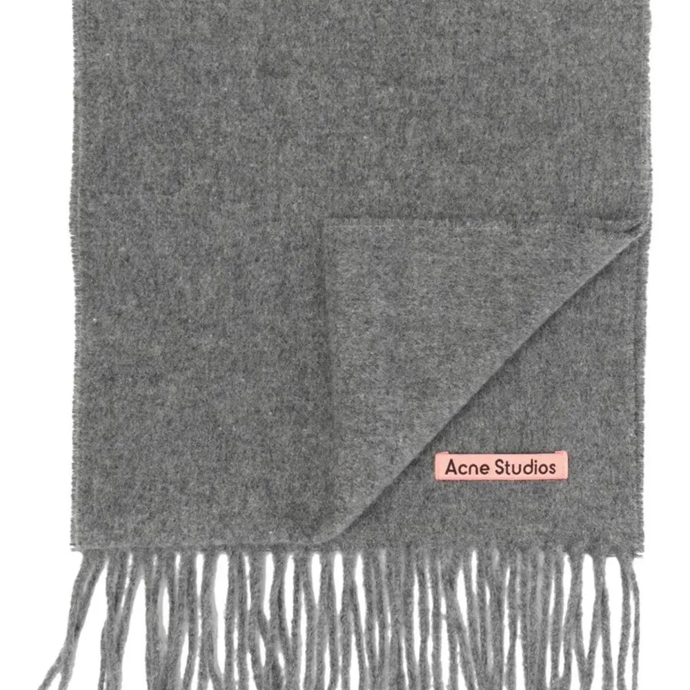 Шерстяной шарф с бахромой