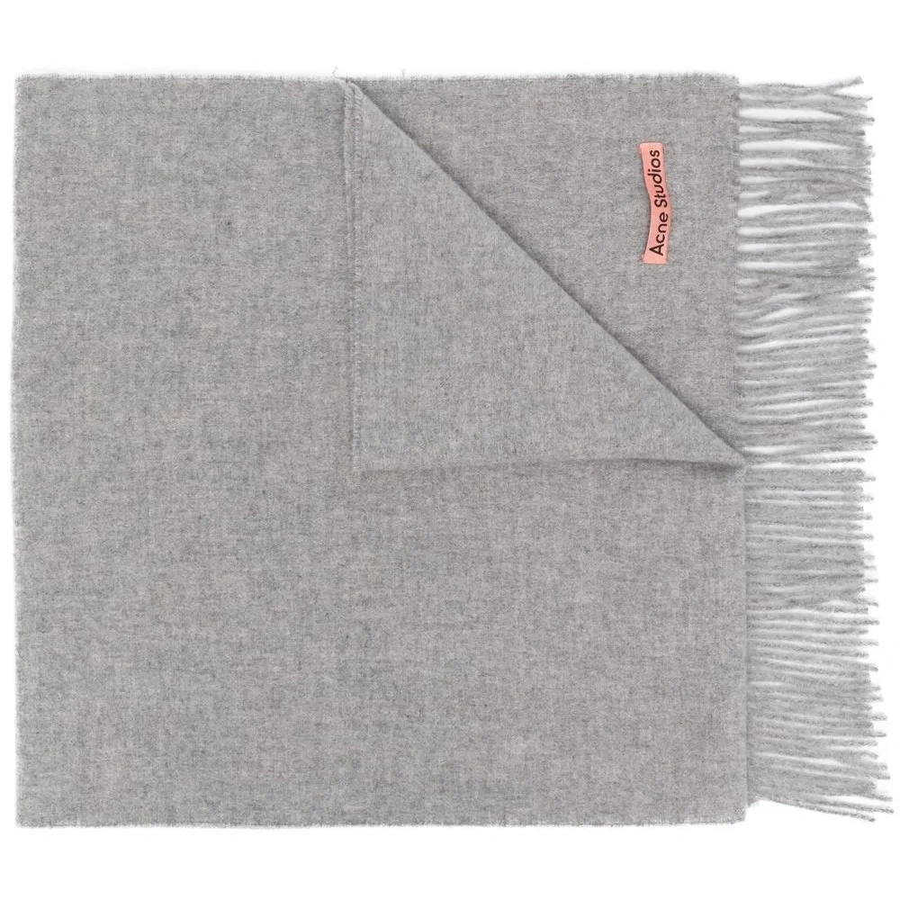 Шерстяной шарф с бахромой