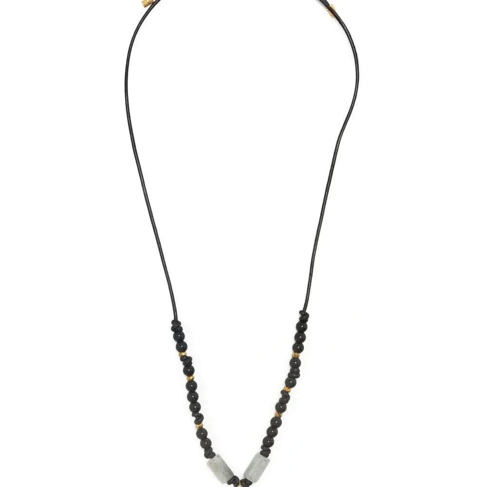 Колье с бусинами и подвеской