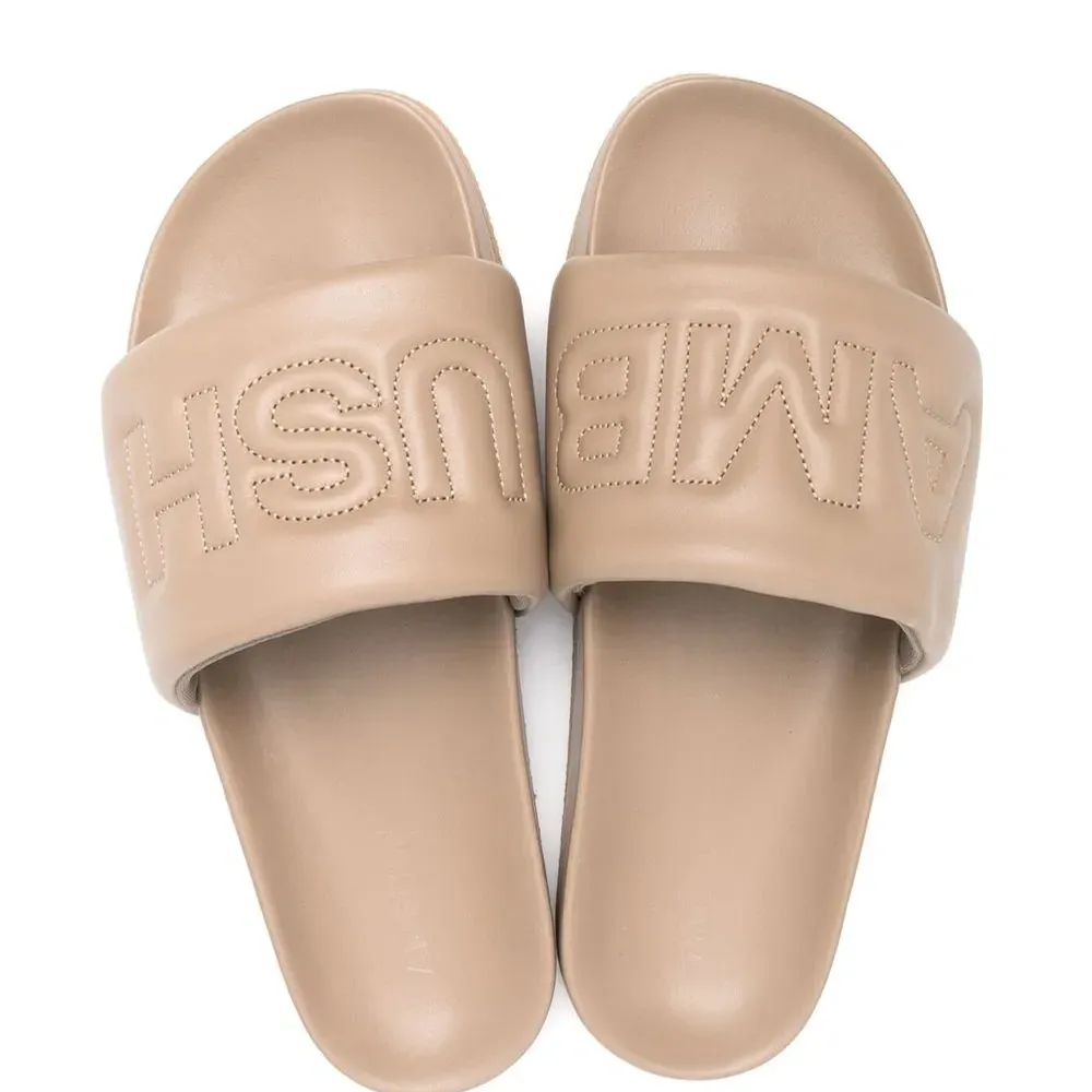 Шлепанцы с тисненым логотипом