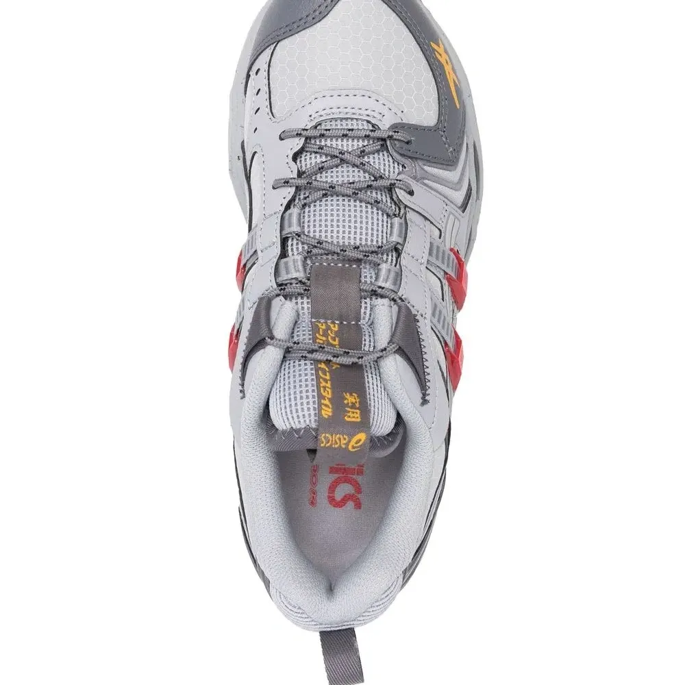 Кроссовки на шнуровке