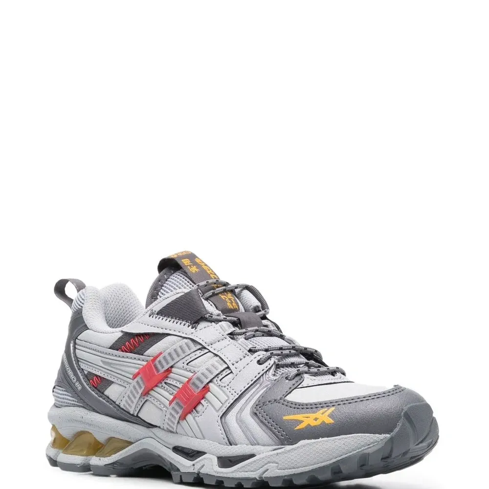 Кроссовки на шнуровке