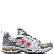 Кроссовки на шнуровке