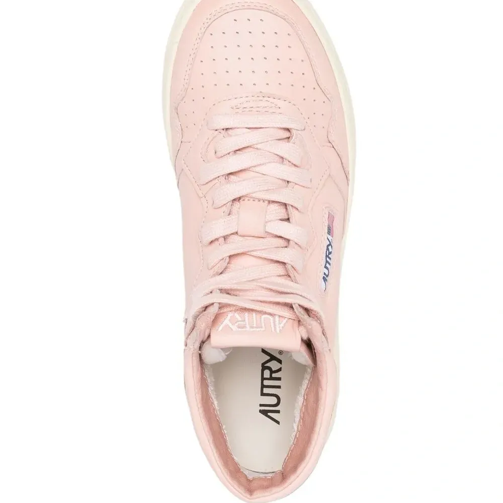 Кроссовки на шнуровке