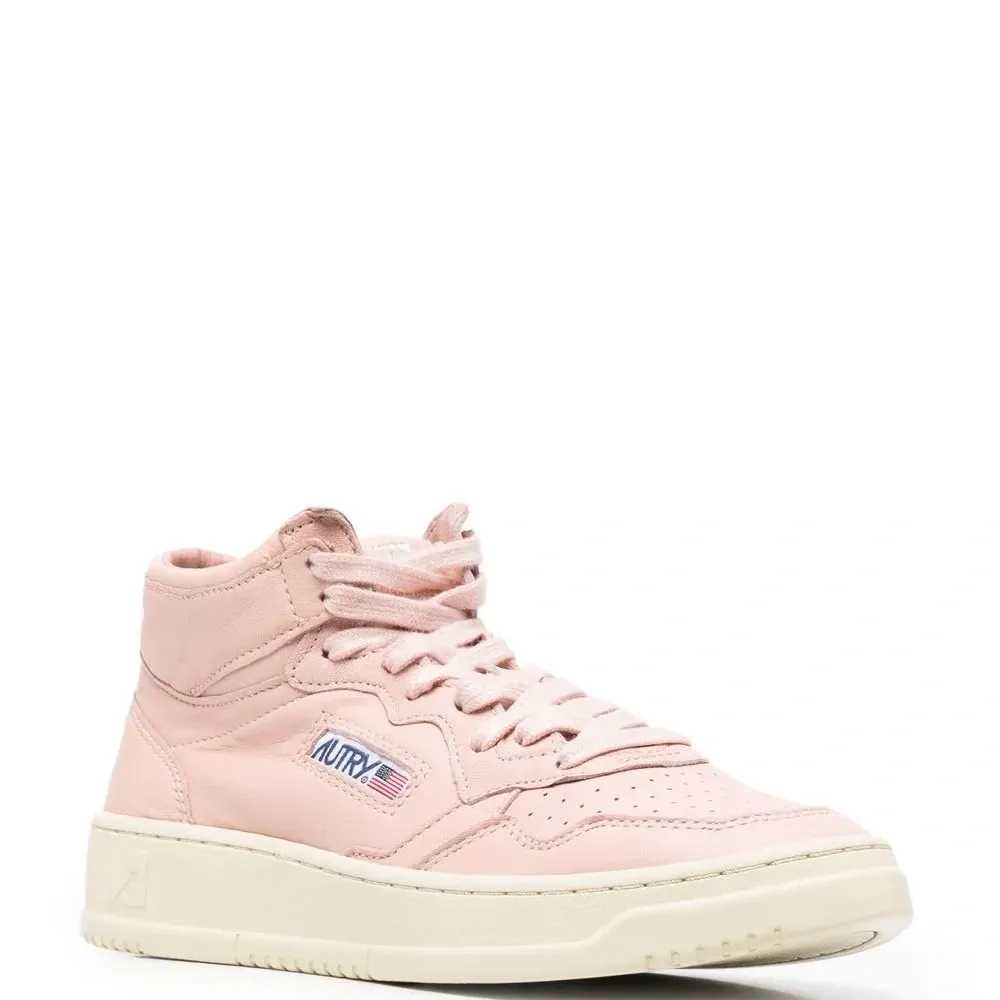 Кроссовки на шнуровке