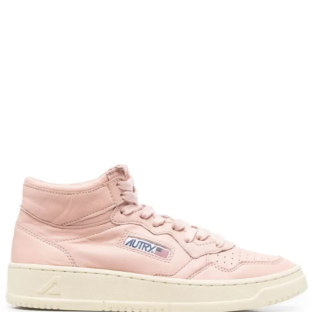 Кроссовки на шнуровке