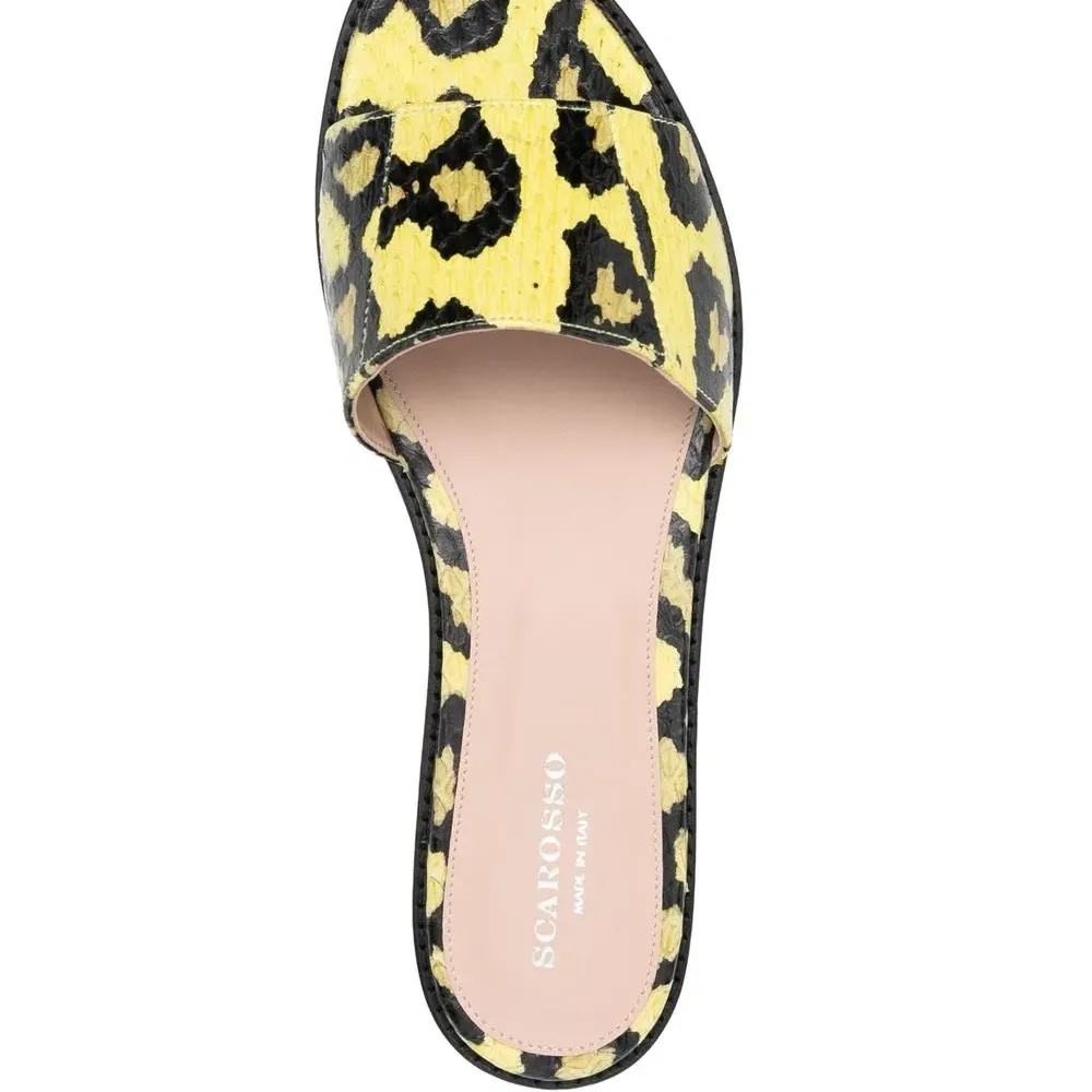 Шлепанцы с графичным принтом