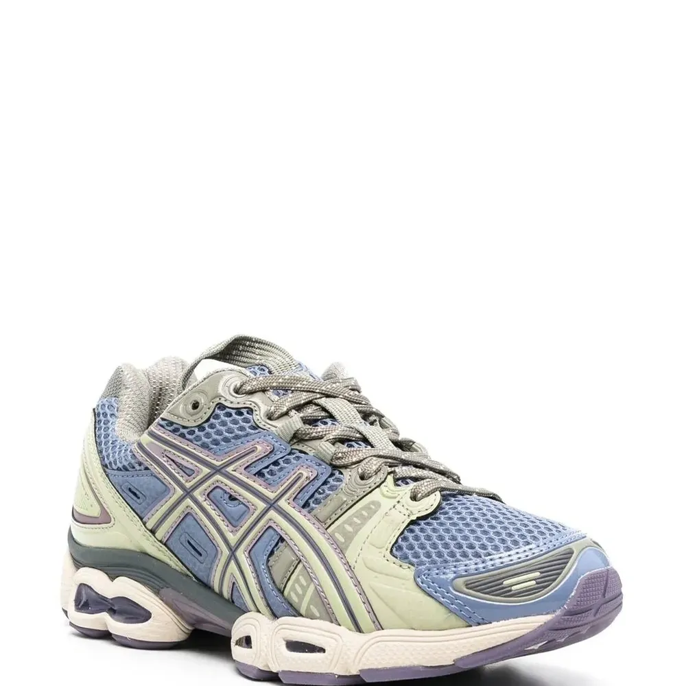 Кроссовки со вставками