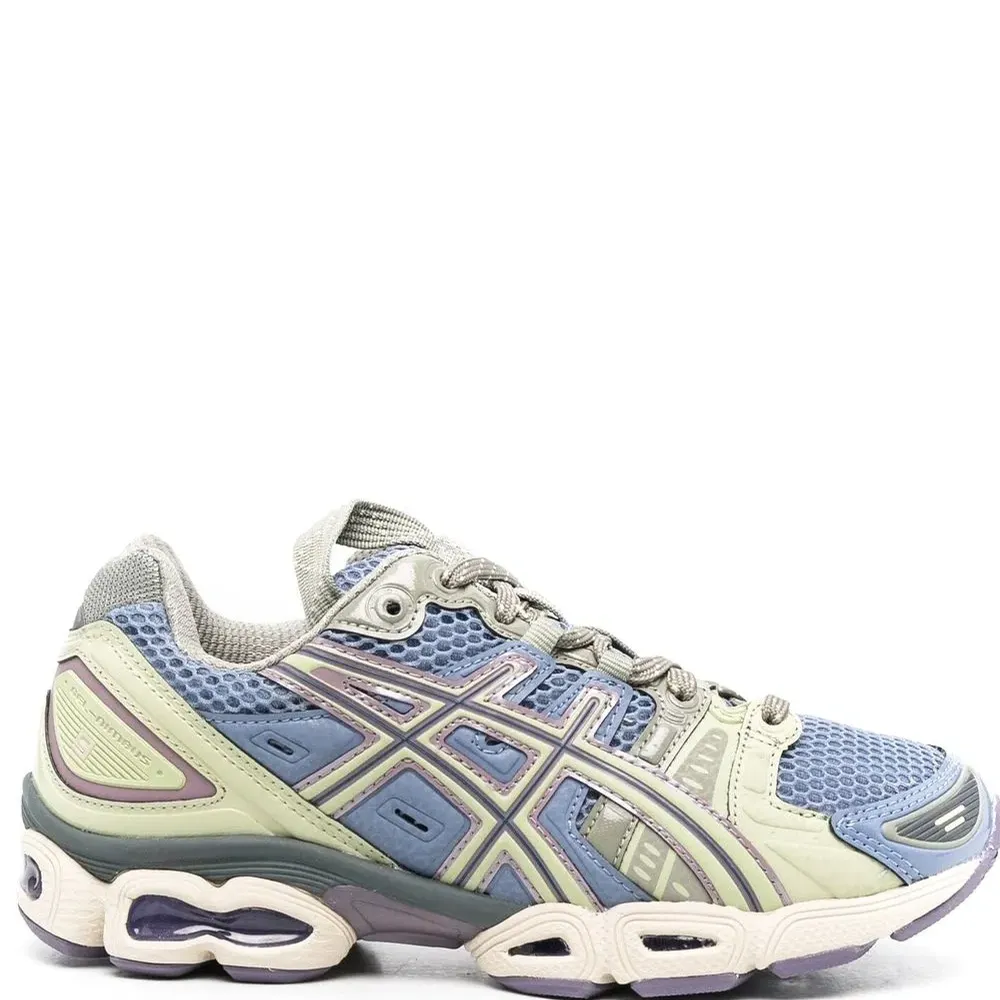 Кроссовки со вставками