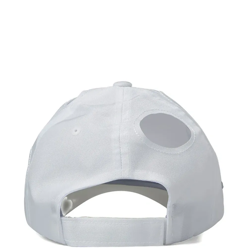 Кепка с вырезами