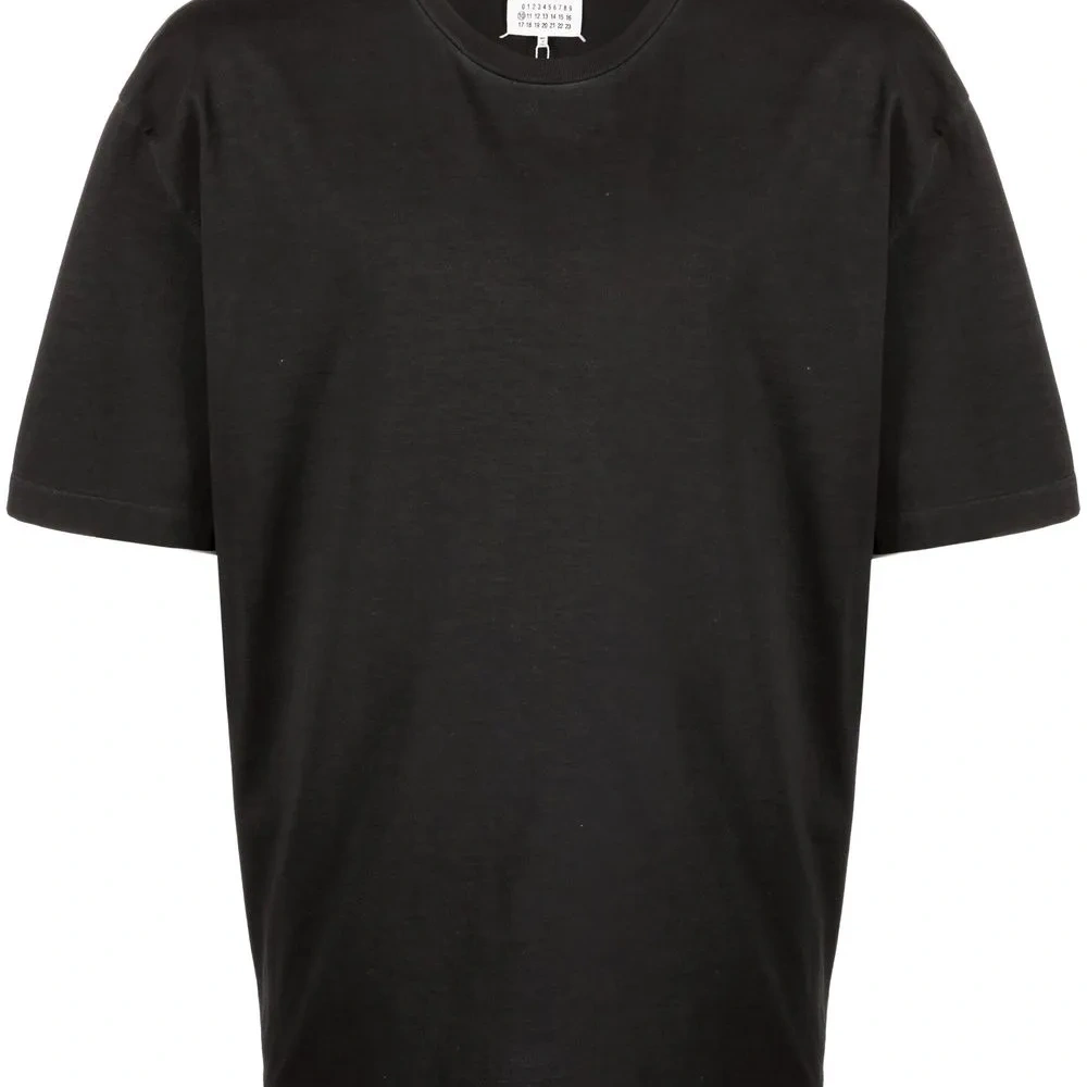 Футболка с декоративной строчкой