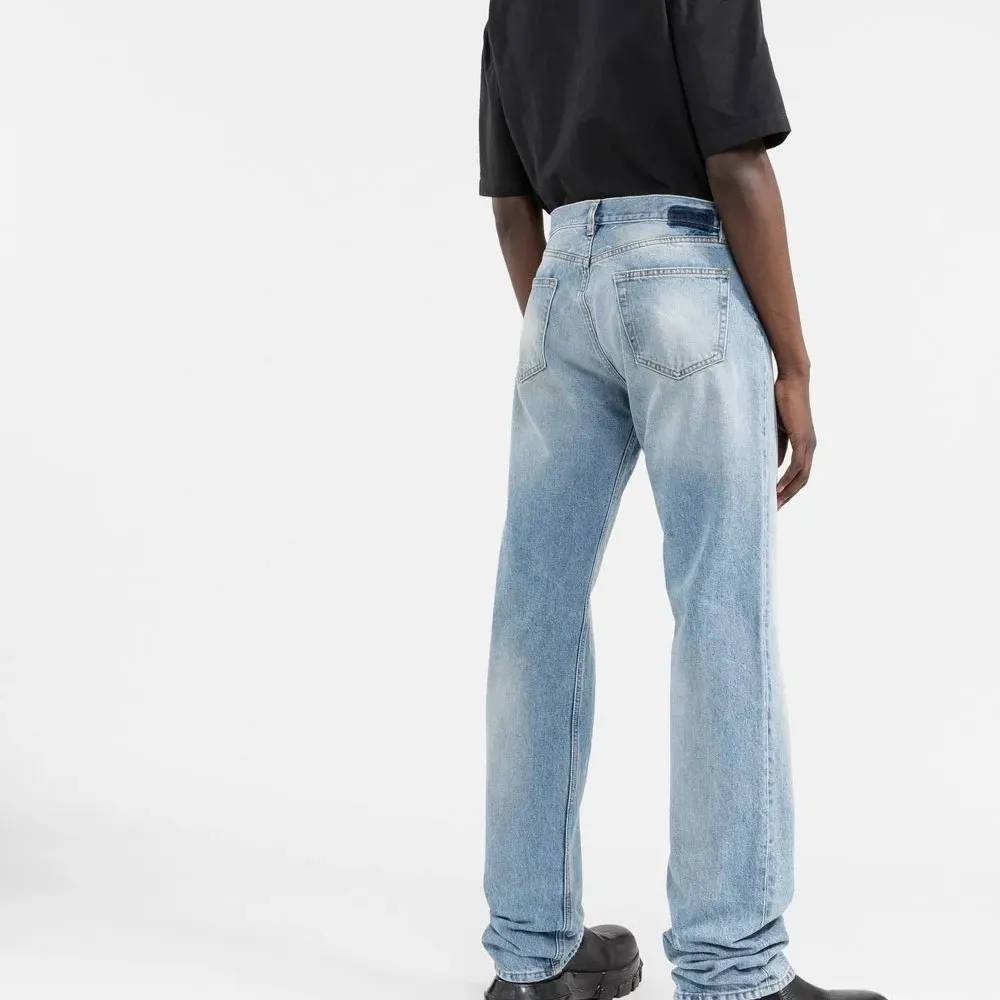 Футболка с декоративной строчкой