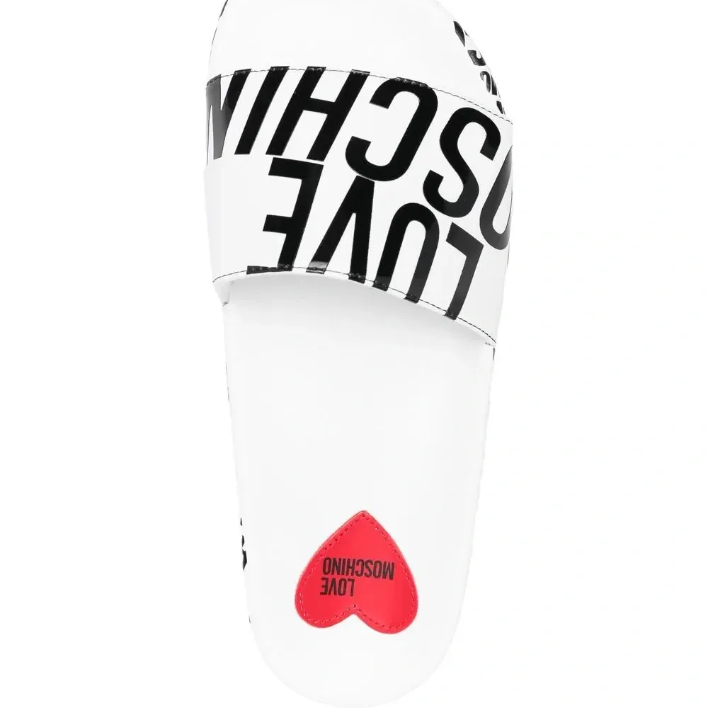 шлепанцы с логотипом