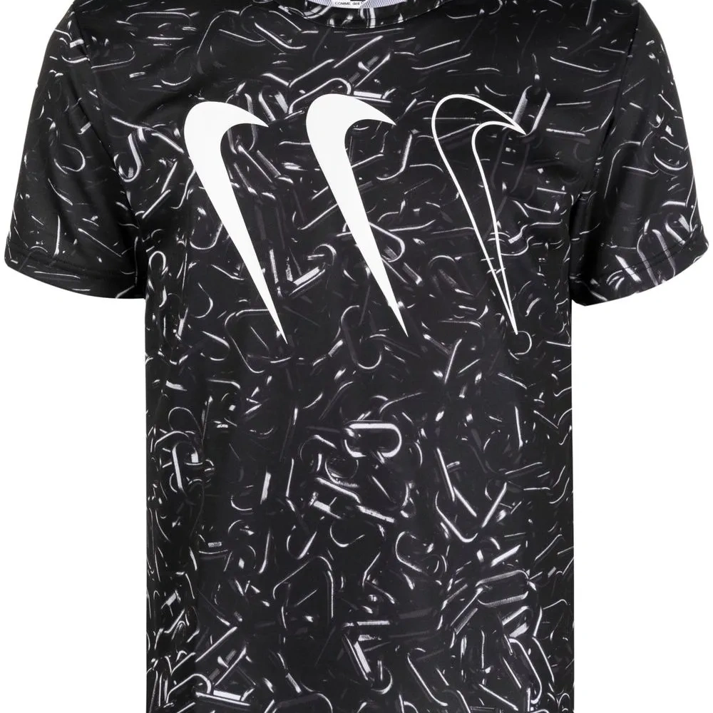 Футболка с логотипом