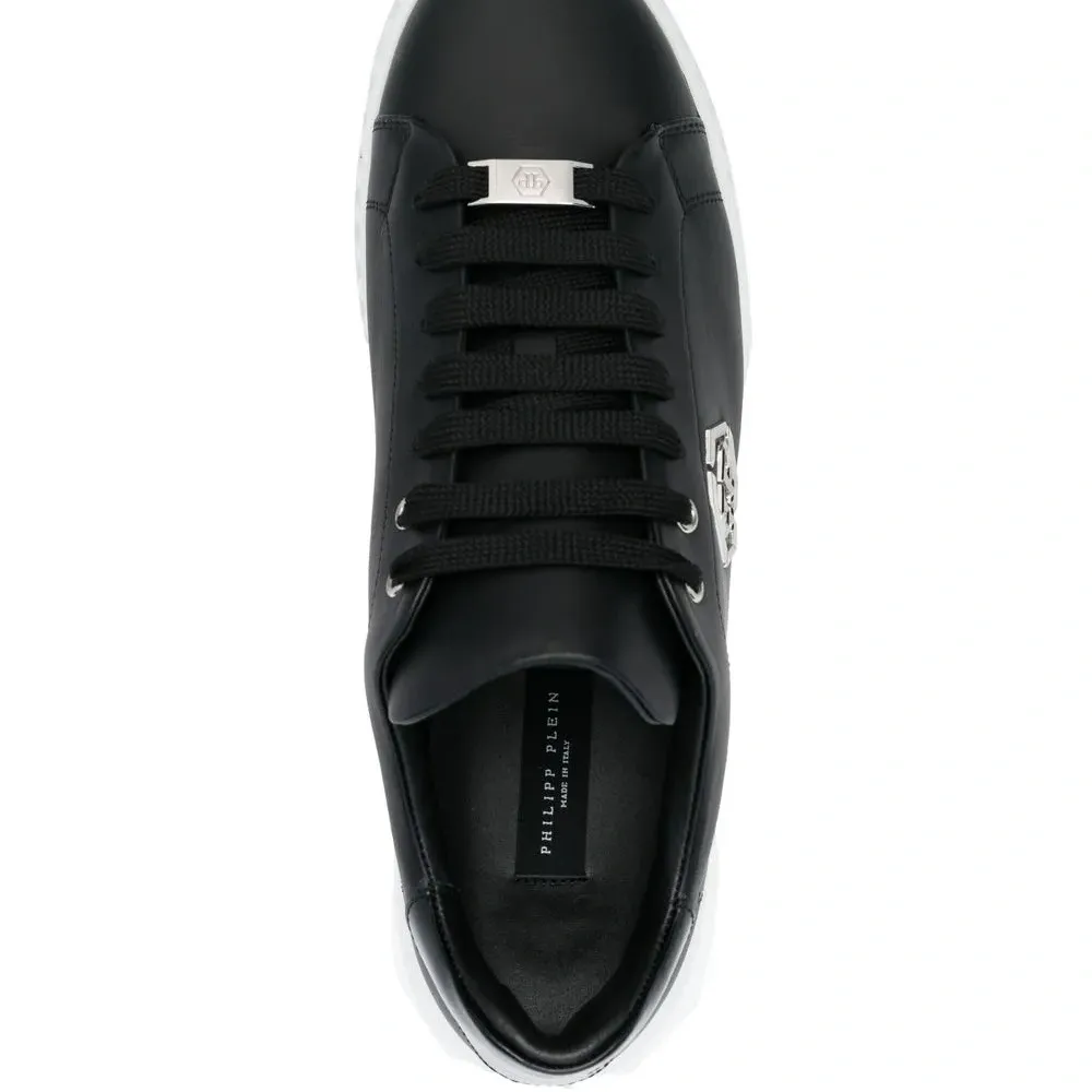 Кроссовки на шнуровке