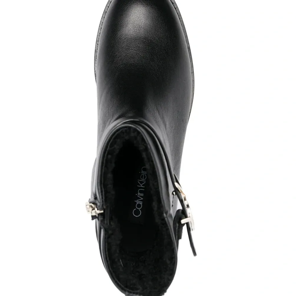 Ботильоны с пряжкой-логотипом