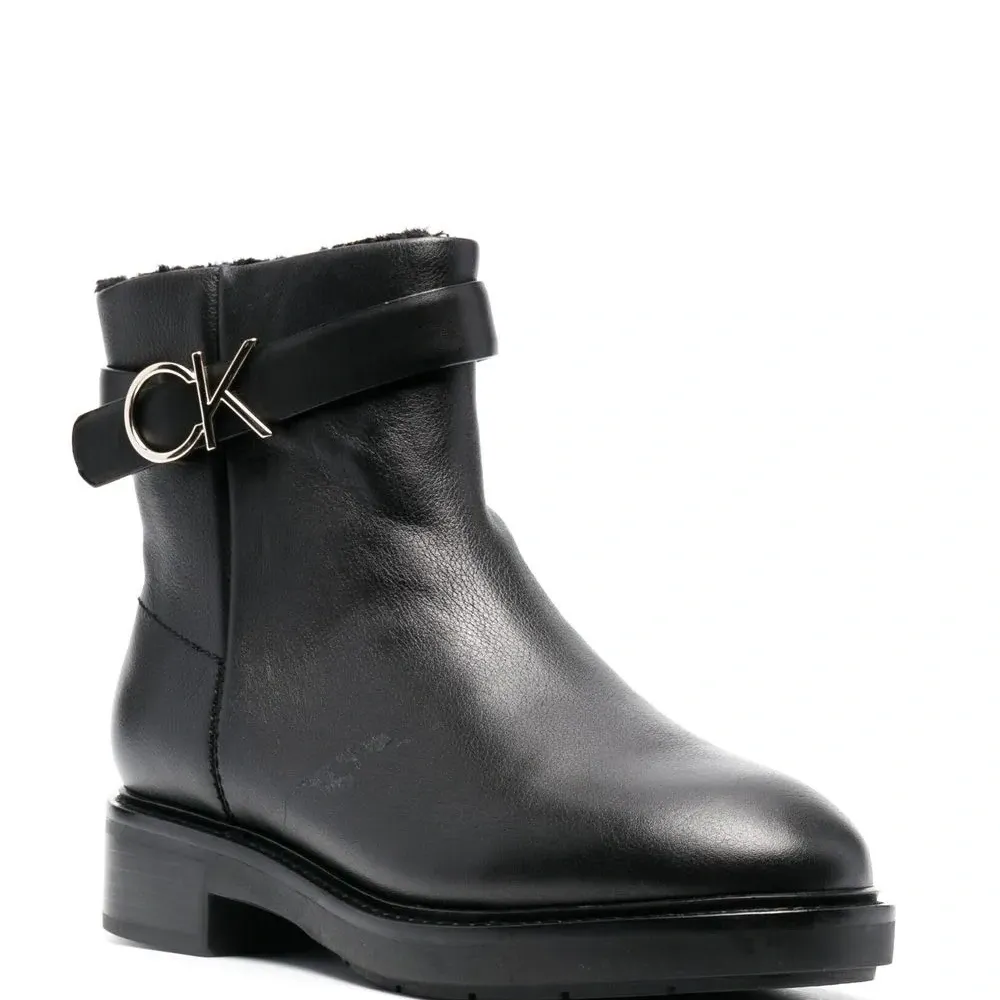 Ботильоны с пряжкой-логотипом