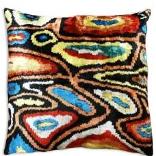 Бархатная подушка с жаккардовым узором