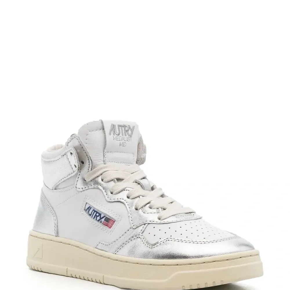 Кроссовки с нашивкой-логотипом