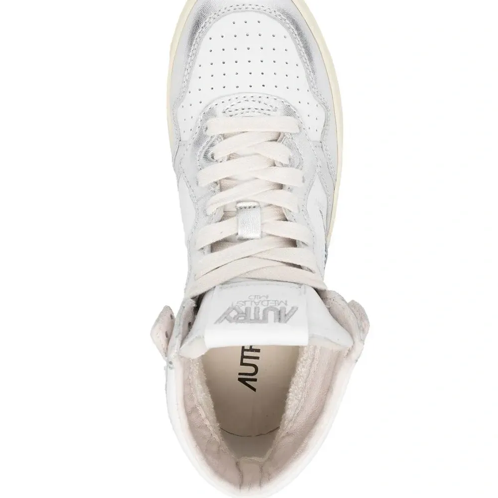 Кроссовки с нашивкой-логотипом