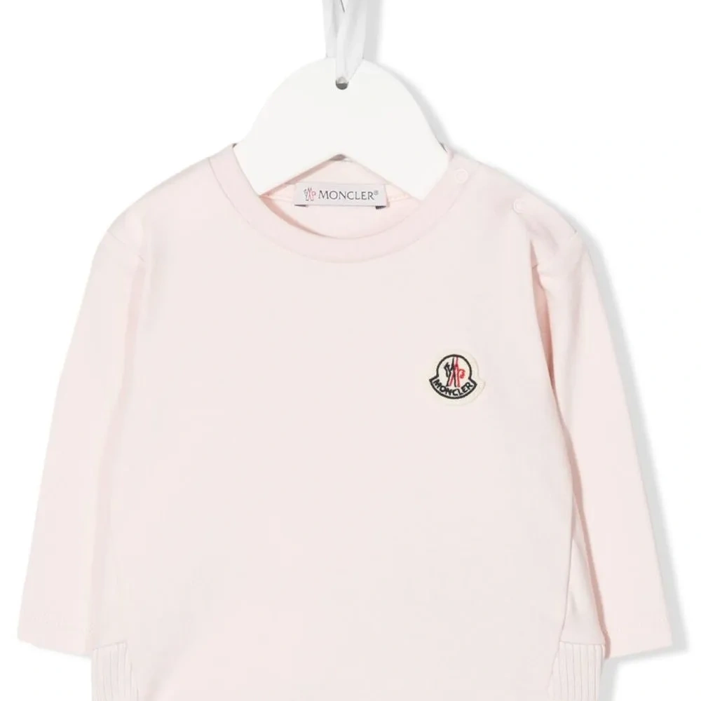 Футболка с оборками и нашивкой-логотипом