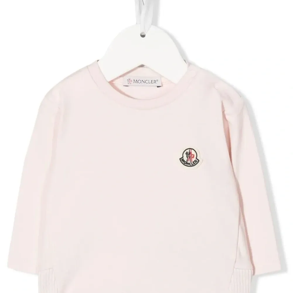 Футболка с оборками и нашивкой-логотипом