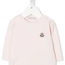 Футболка с оборками и нашивкой-логотипом